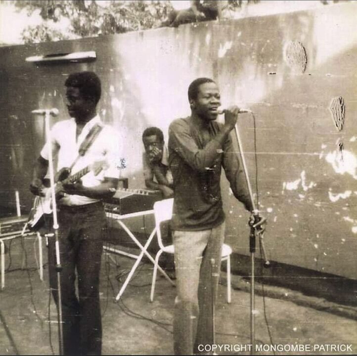 Félix Manuaku Waku and Papa Wemba, black and white photograph, performing outdoors in the street in 1970